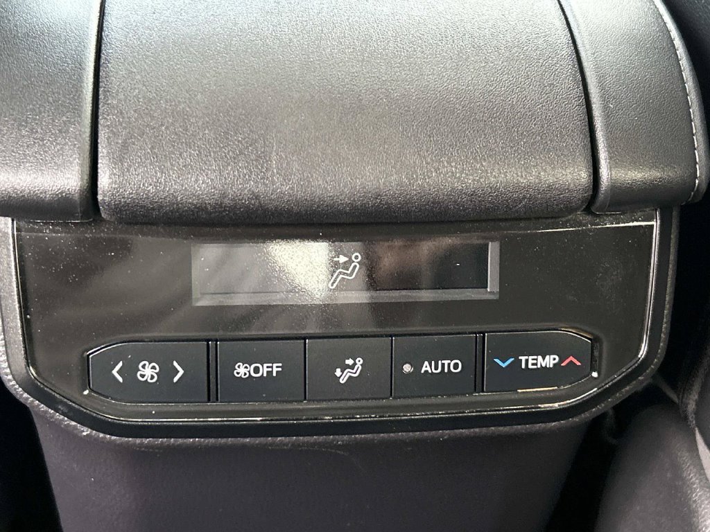 Used 2020 Toyota Highlander XLE AWD/4WD image 19