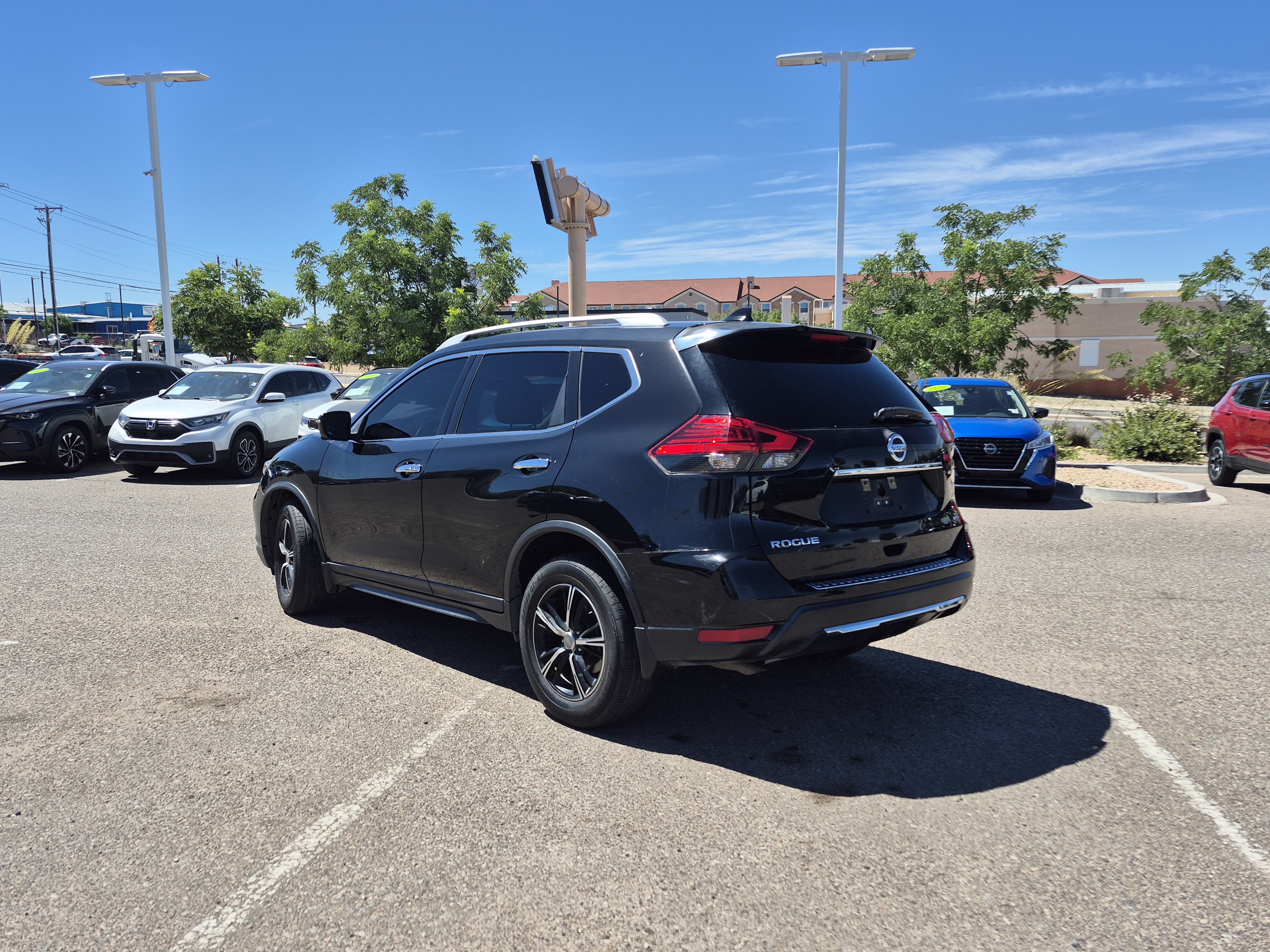 Used 2017 Nissan Rogue SV w/ SV Premium Package FWD image 3