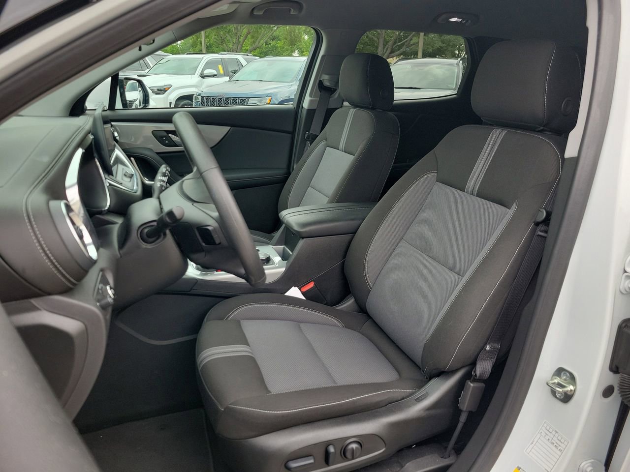 Used 2025 Chevrolet Blazer LT FWD image 5