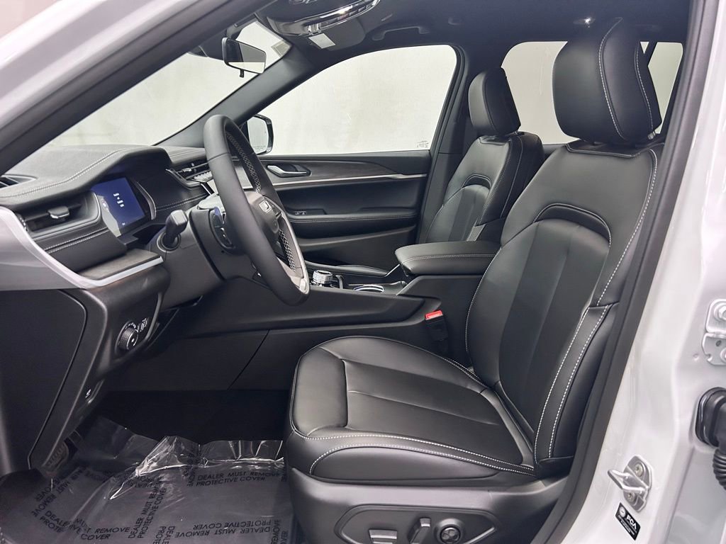 New 2025 Jeep Grand Cherokee Limited w/ Black Appearance Package image 12