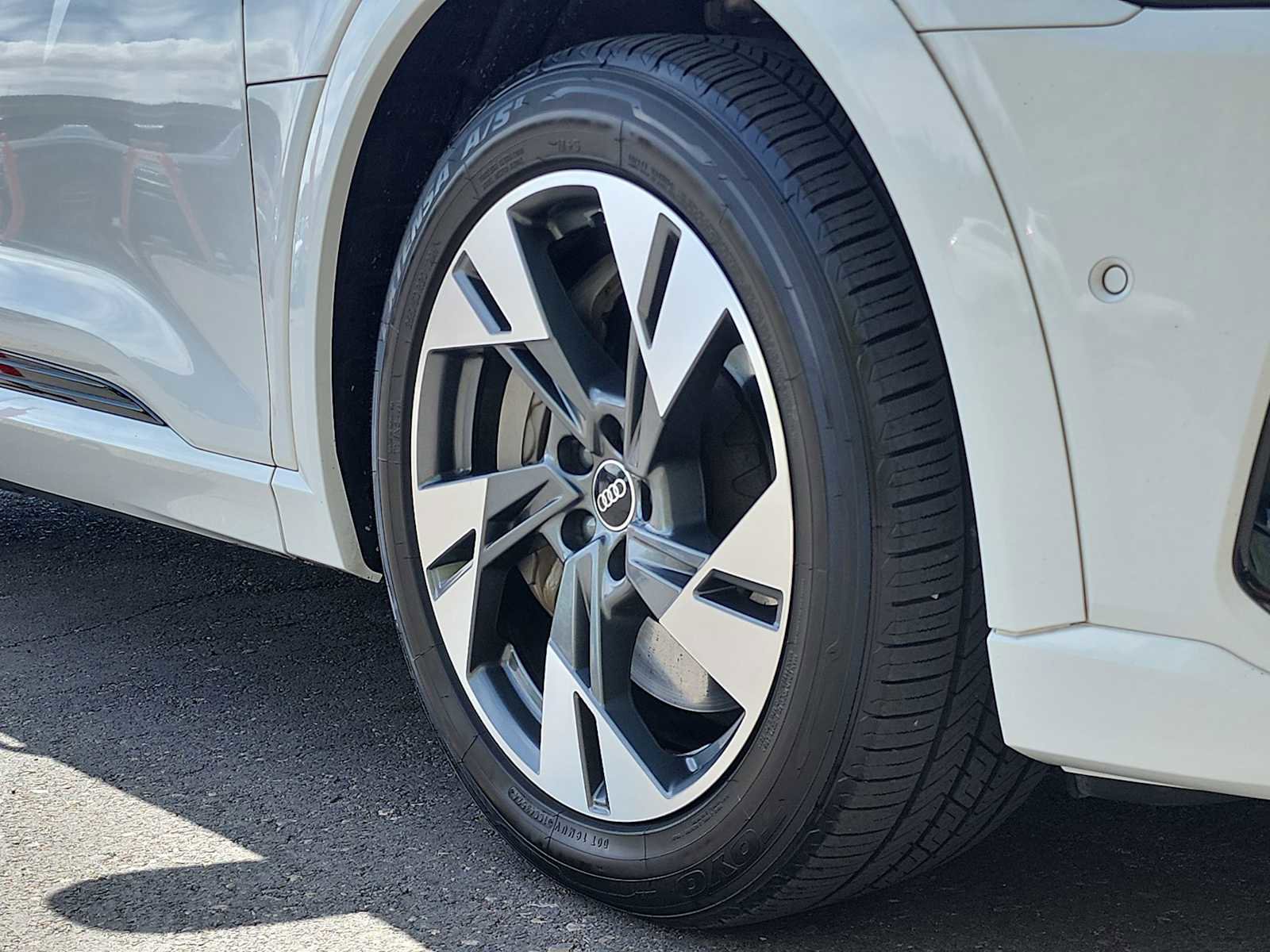 Used 2022 Audi e-tron Premium image 12