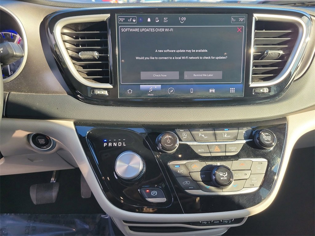 Used 2024 Chrysler Pacifica Touring-L image 21