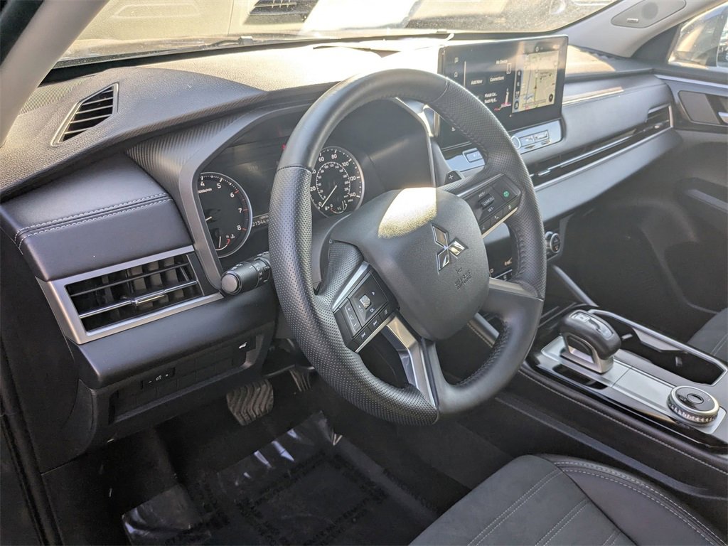 Used 2025 Mitsubishi Outlander SE image 13