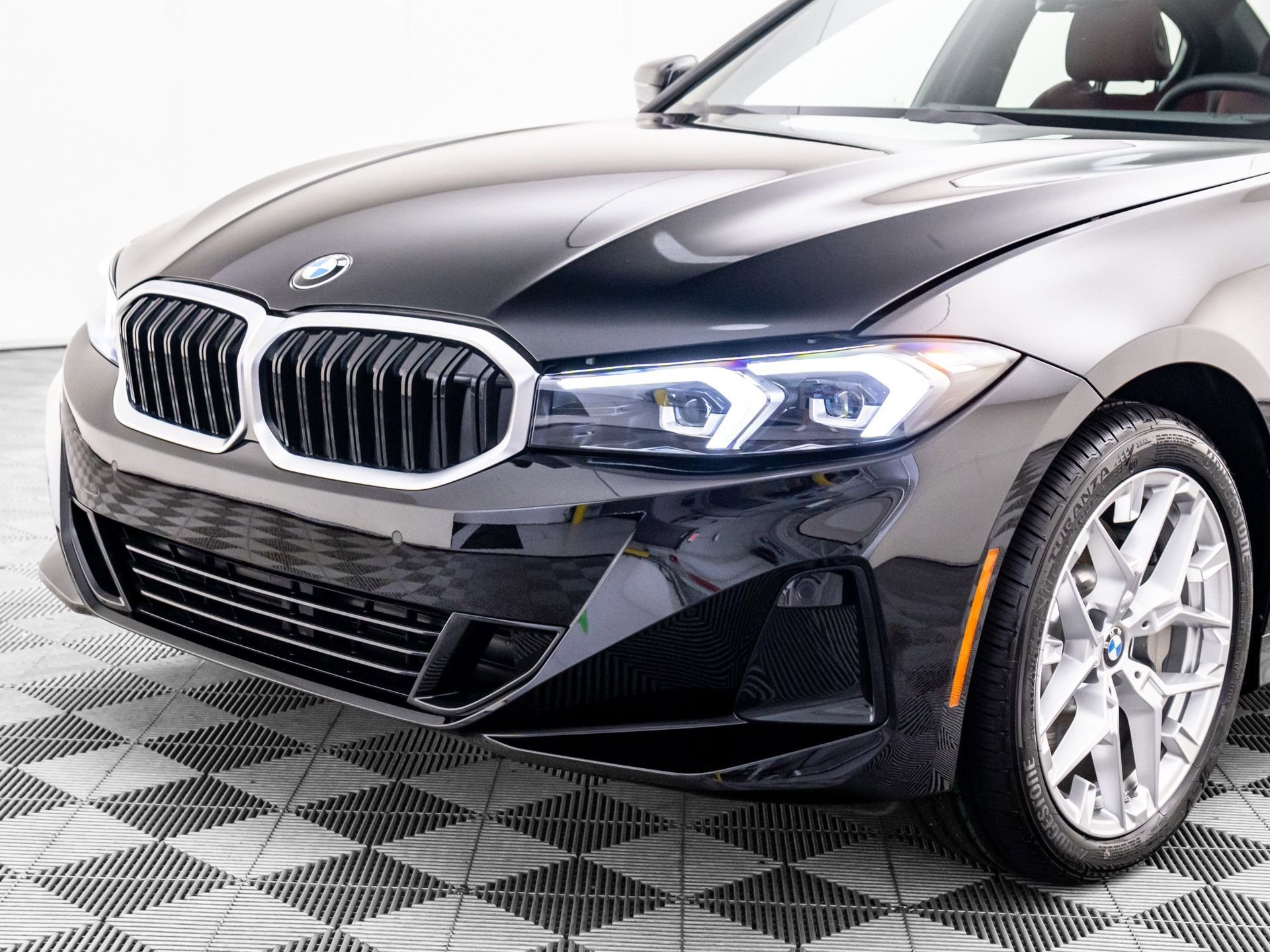 New 2025 BMW 330i xDrive Sedan w/ Convenience Package AWD/4WD image 35