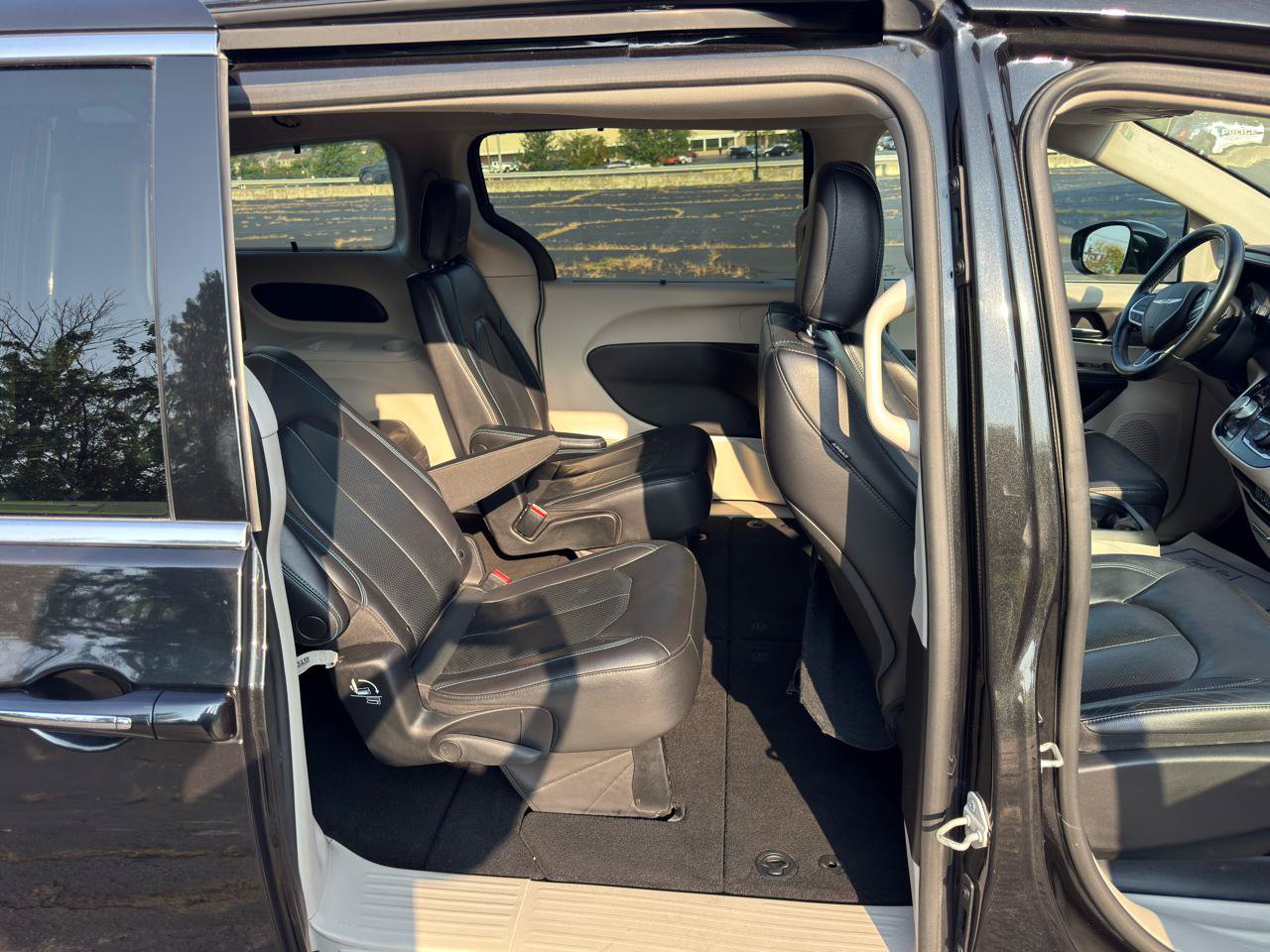 Used 2021 Chrysler Pacifica Touring-L FWD image 14