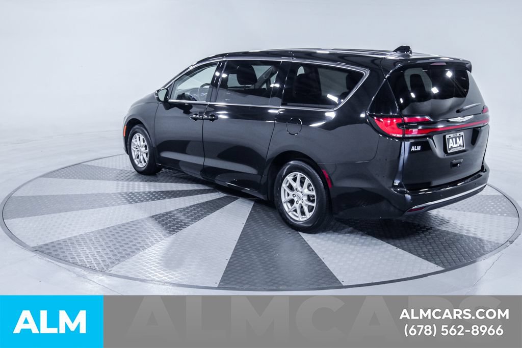 Used 2023 Chrysler Pacifica Touring-L FWD image 7