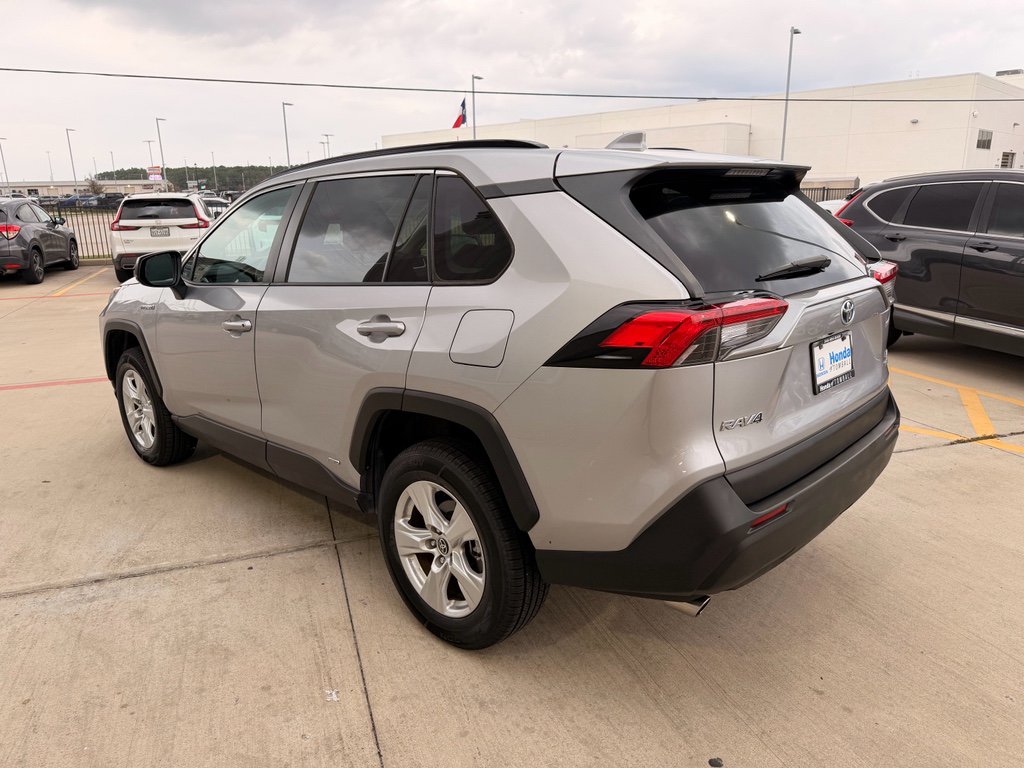 Used 2021 Toyota RAV4 LE image 6