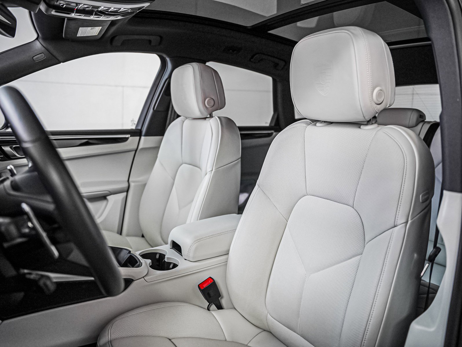 Certified 2025 Porsche Macan image 5