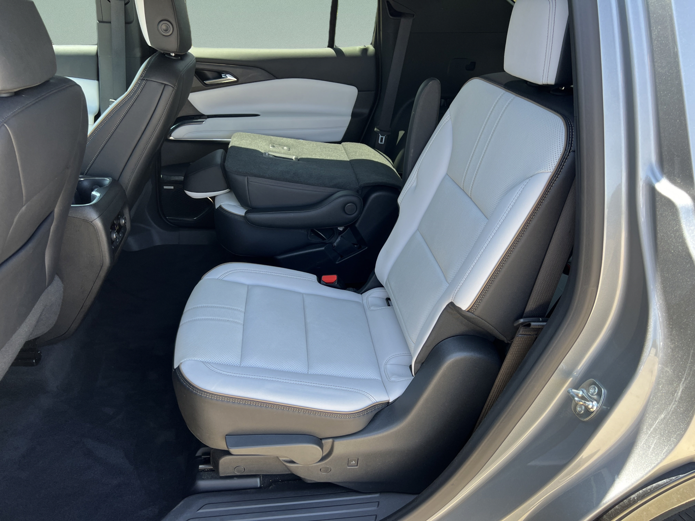 Used 2025 Chevrolet Traverse High Country w/ LPO, Floor Liner Package AWD/4WD image 24
