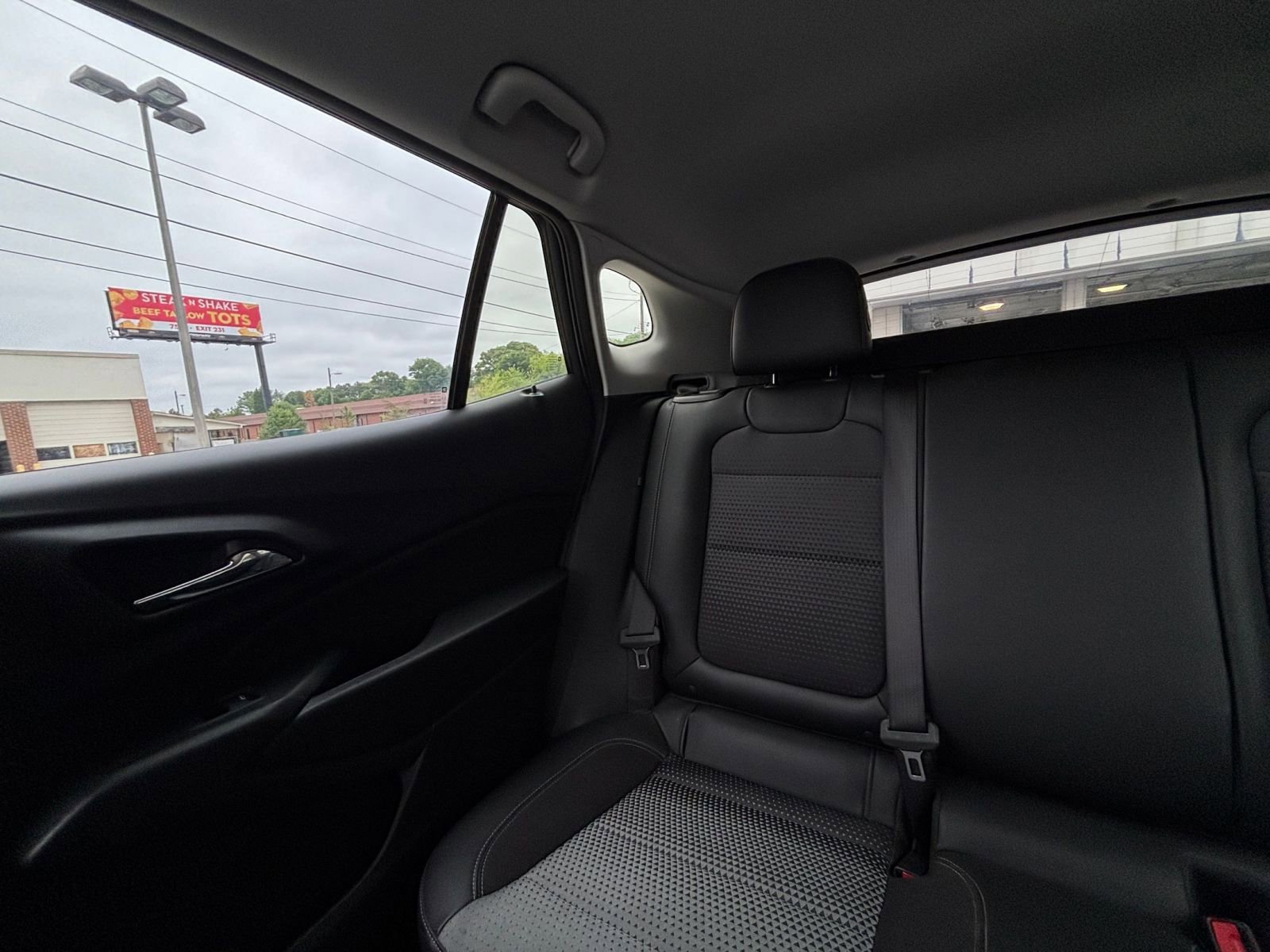 Used 2025 Chevrolet Trax LT w/ LT Convenience Package FWD image 42