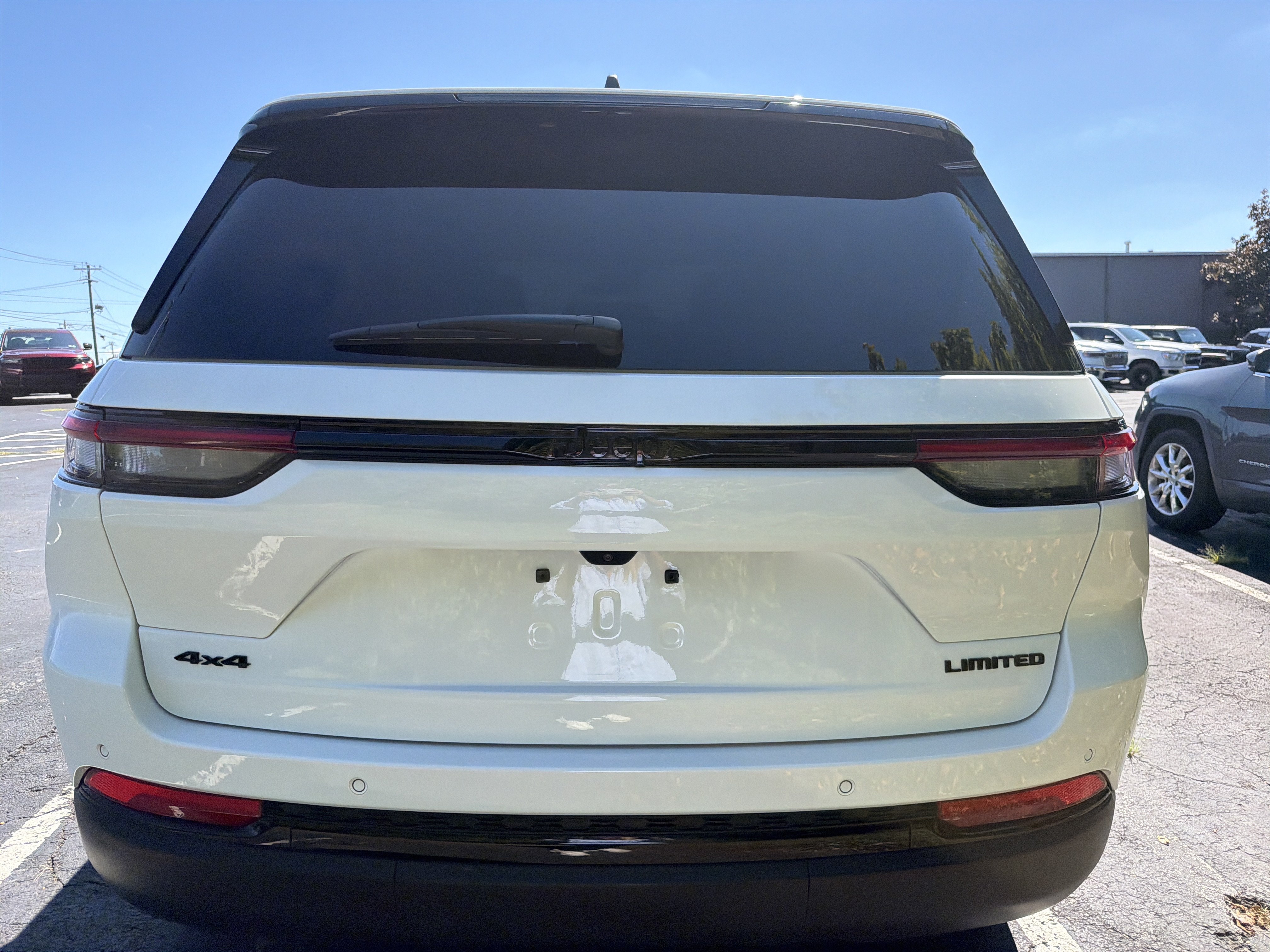 Used 2025 Jeep Grand Cherokee Limited w/ Black Appearance Package AWD/4WD image 5
