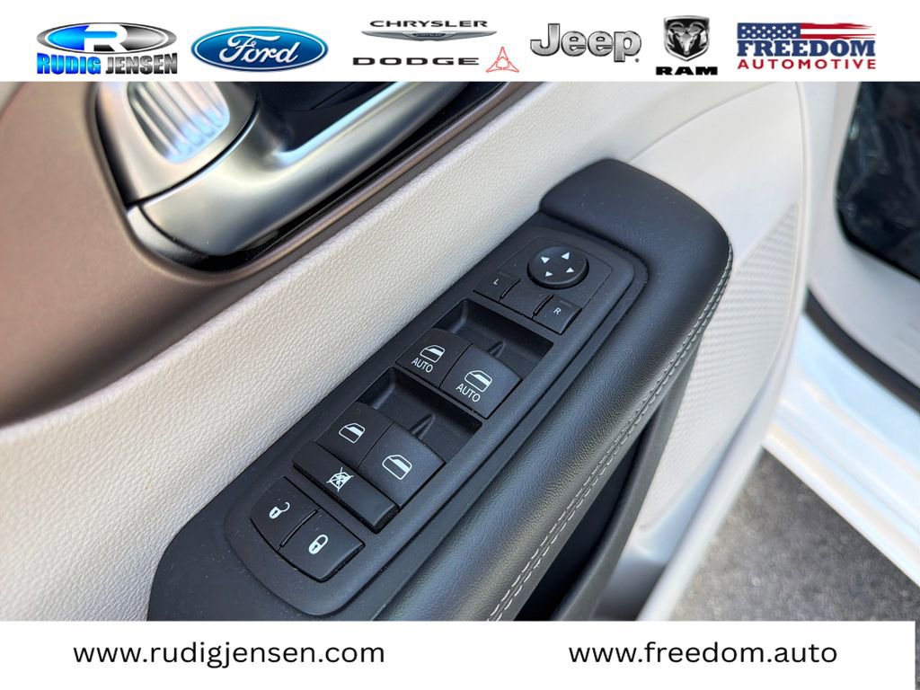 Used 2023 Chrysler Voyager LX image 11