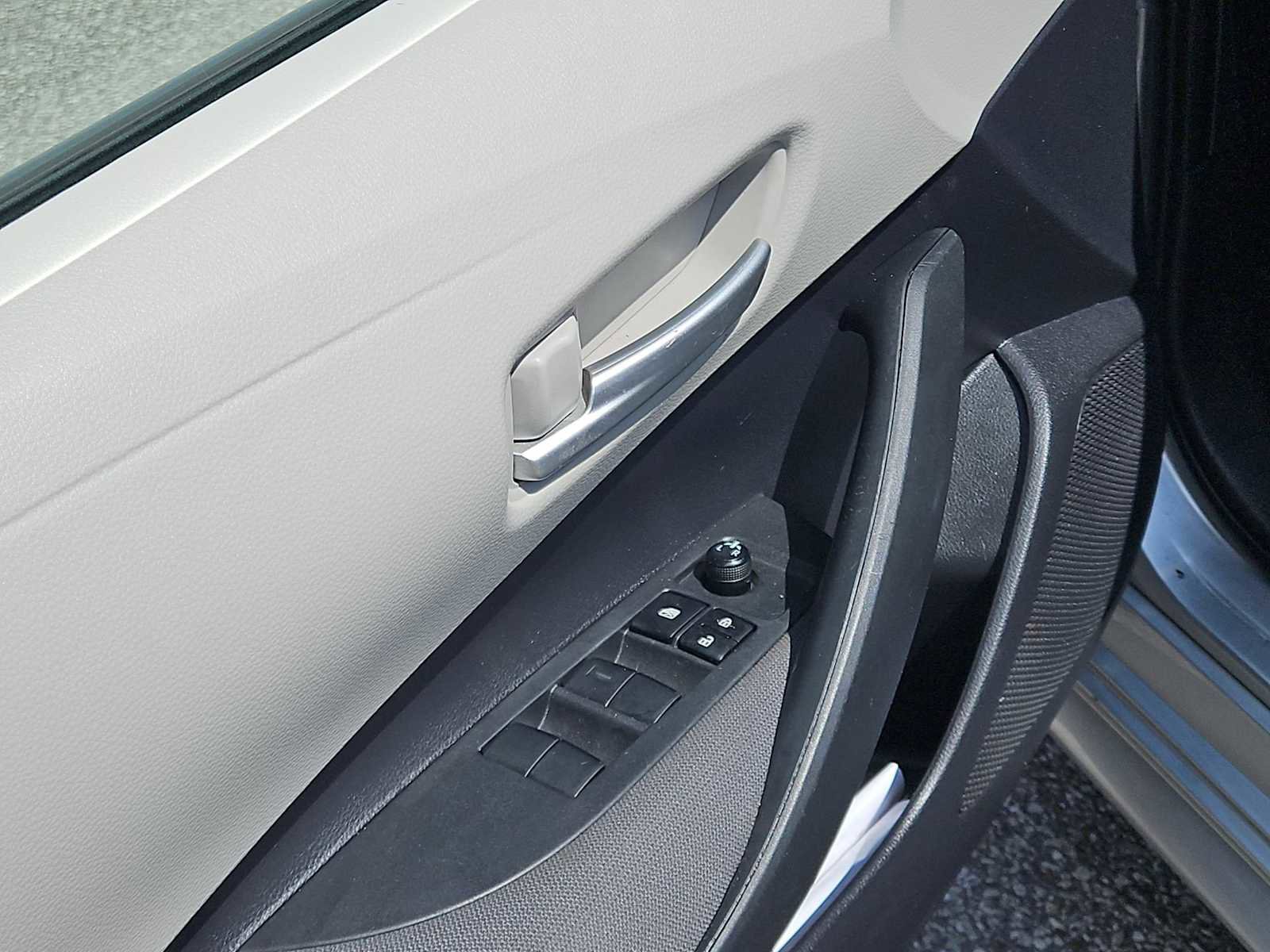 Used 2021 Toyota Corolla LE w/ LE Convenience Package image 17