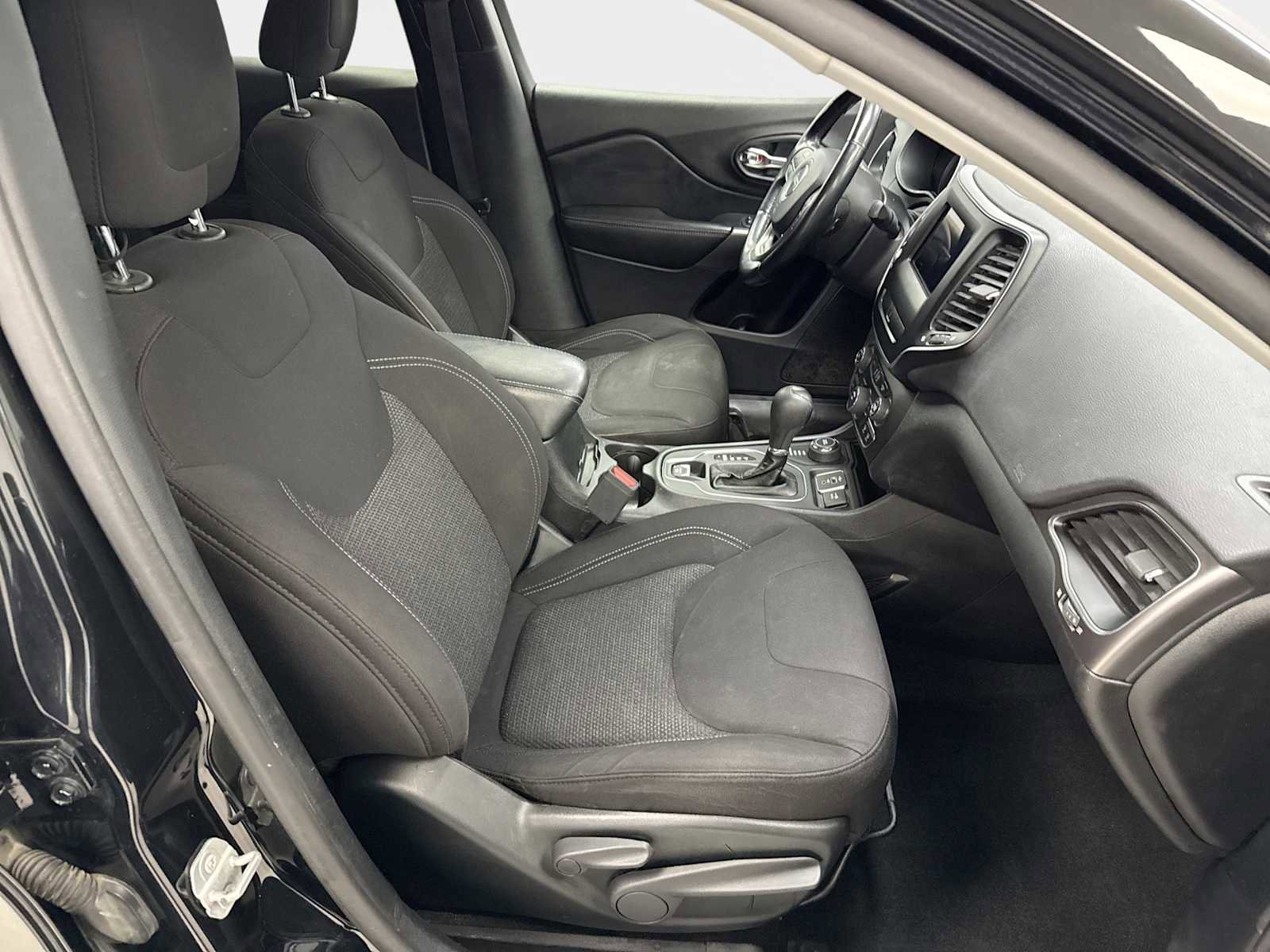 Used 2020 Jeep Cherokee Latitude w/ Cold Weather Group image 24