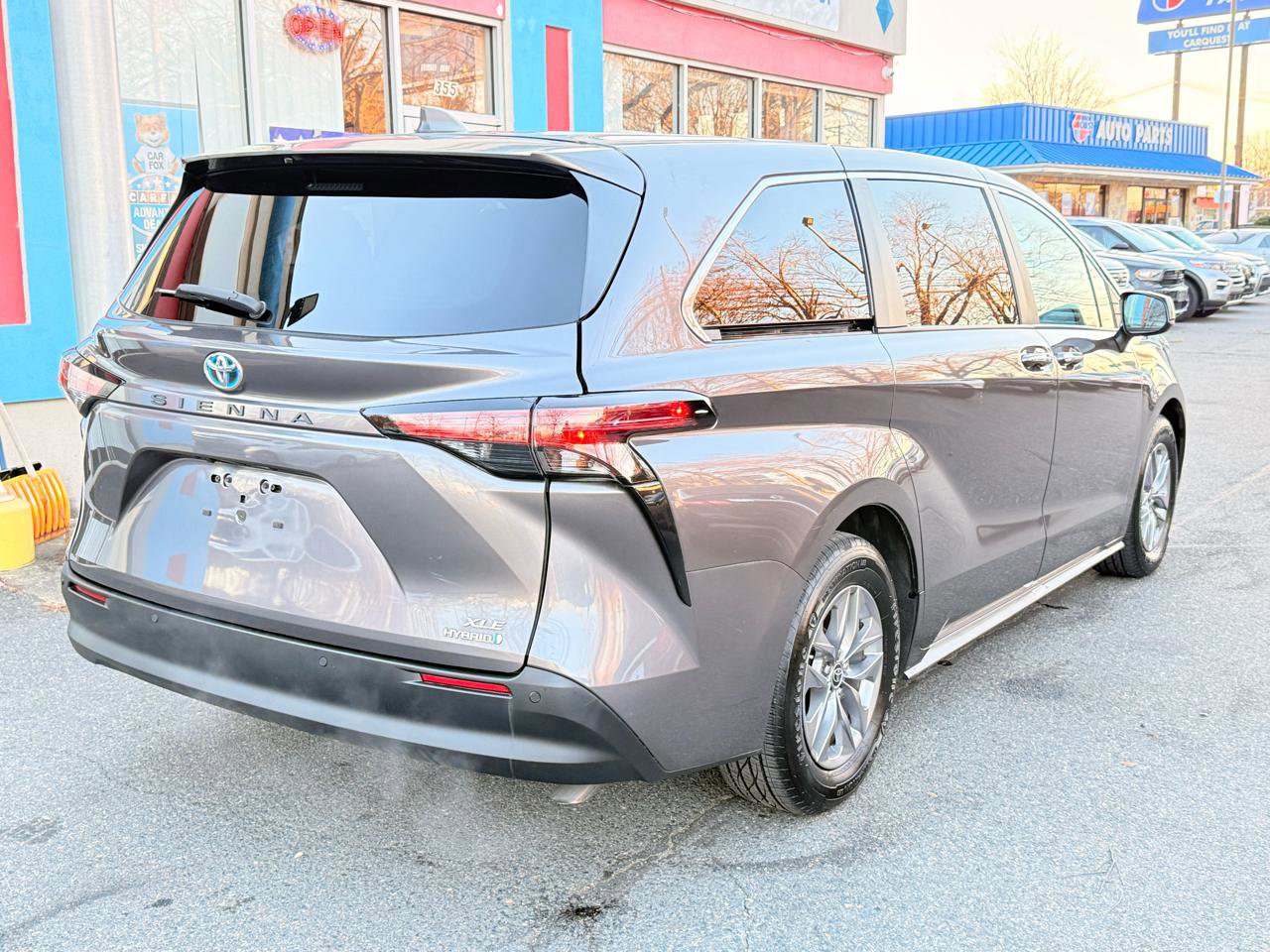 Used 2022 Toyota Sienna XLE image 8