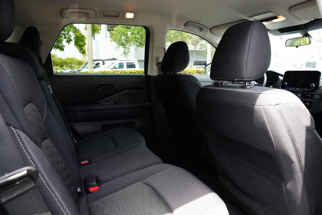 Used 2023 Nissan Pathfinder S image 17