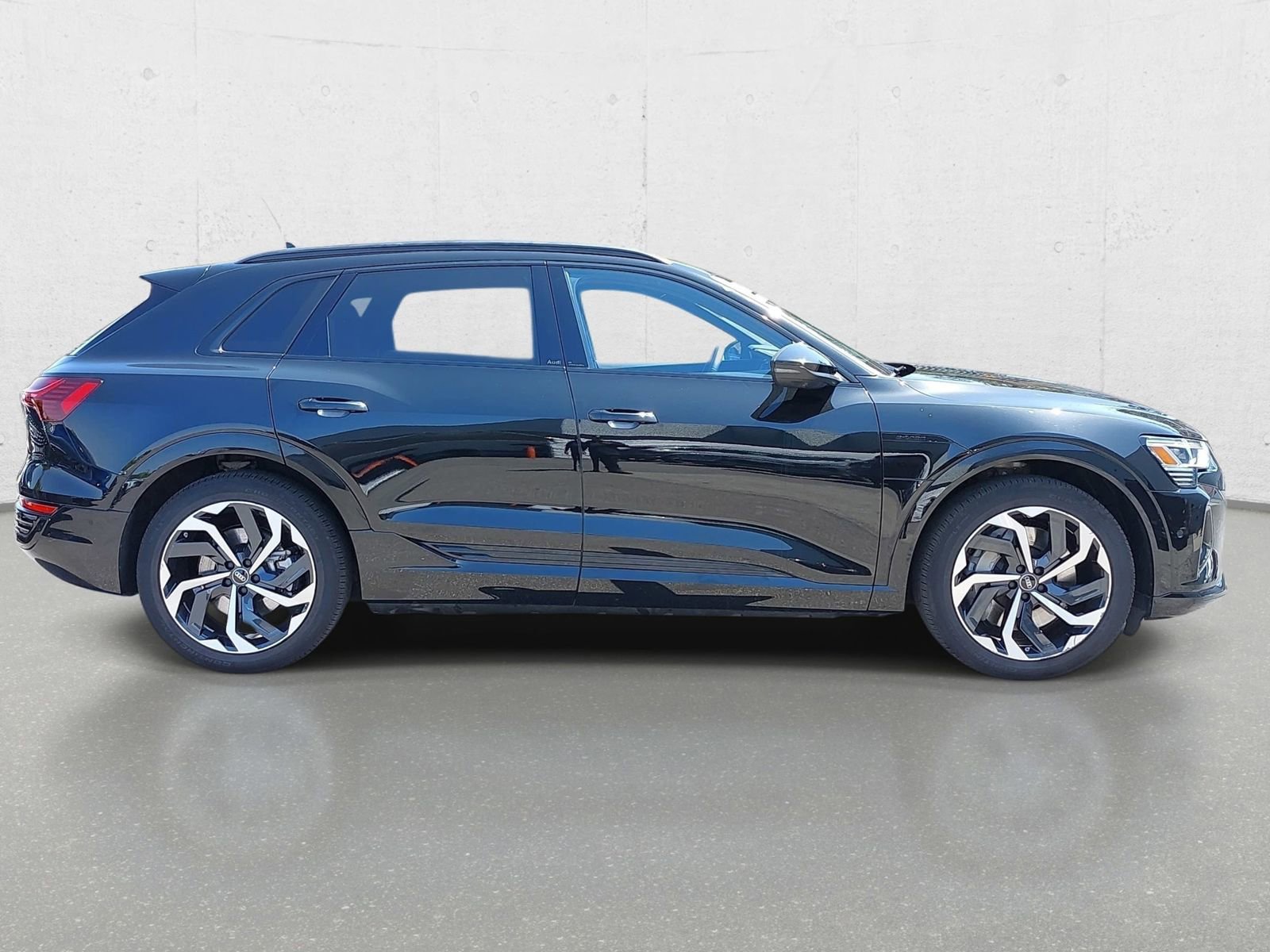 Used 2024 Audi Q8 e-tron Premium Plus w/ Premium Plus Package AWD/4WD image 4