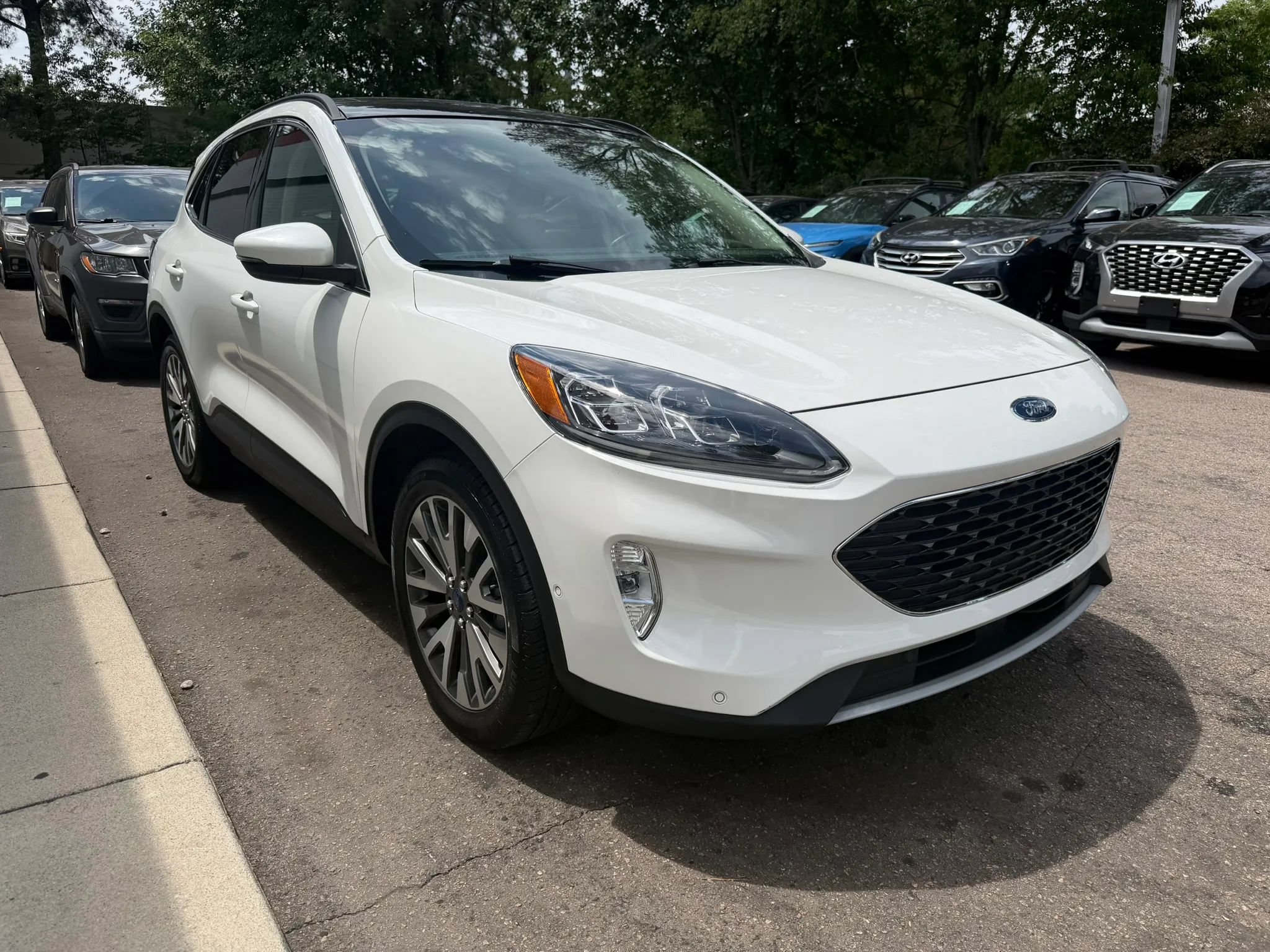 Used 2020 Ford Escape Titanium w/ Titanium Premium Package 2.0 AWD/4WD image 4