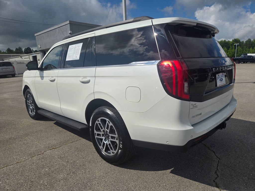 Used 2025 Ford Expedition Active RWD image 3