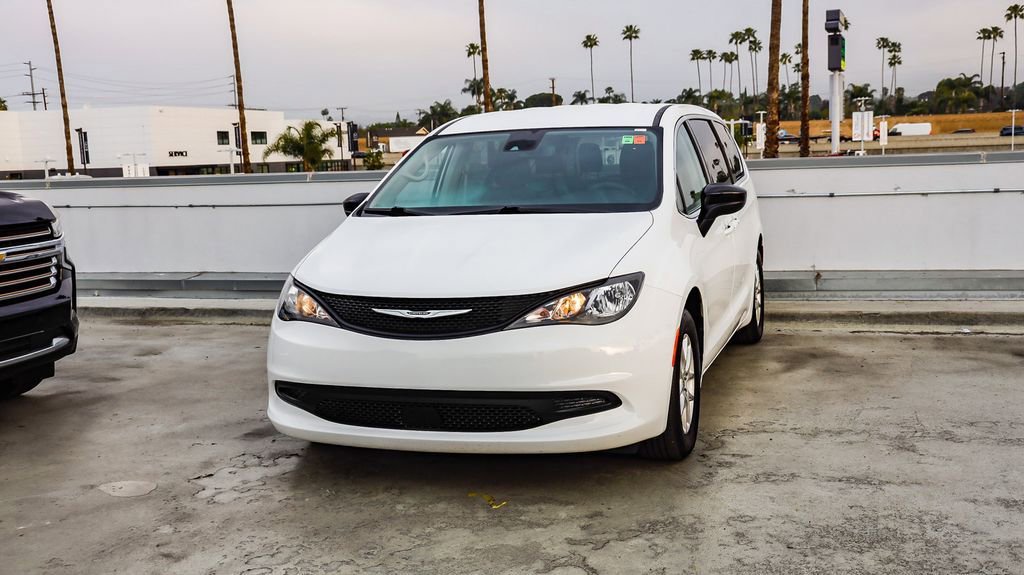 Used 2024 Chrysler Voyager LX image 4
