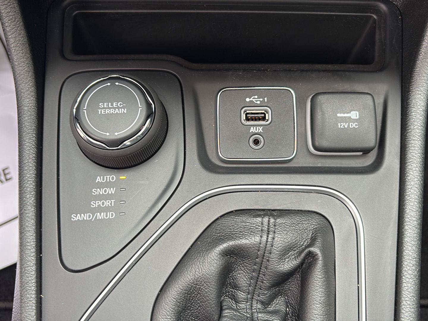 Used 2022 Jeep Cherokee Latitude Lux w/ Sun & Sound Group AWD/4WD image 18