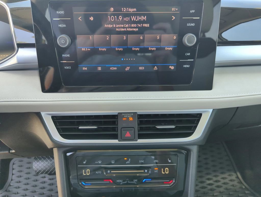 Used 2025 Volkswagen Taos SE w/ Panoramic Sunroof Package FWD image 30