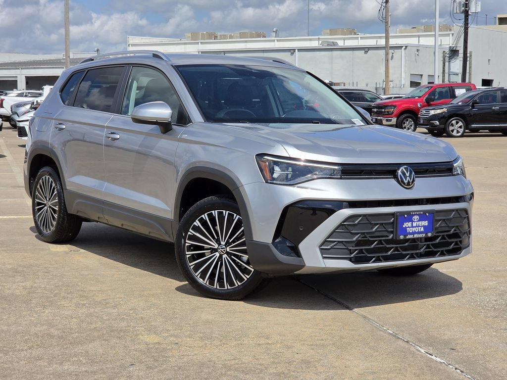 Used 2026 Volkswagen Taos SE FWD image 2