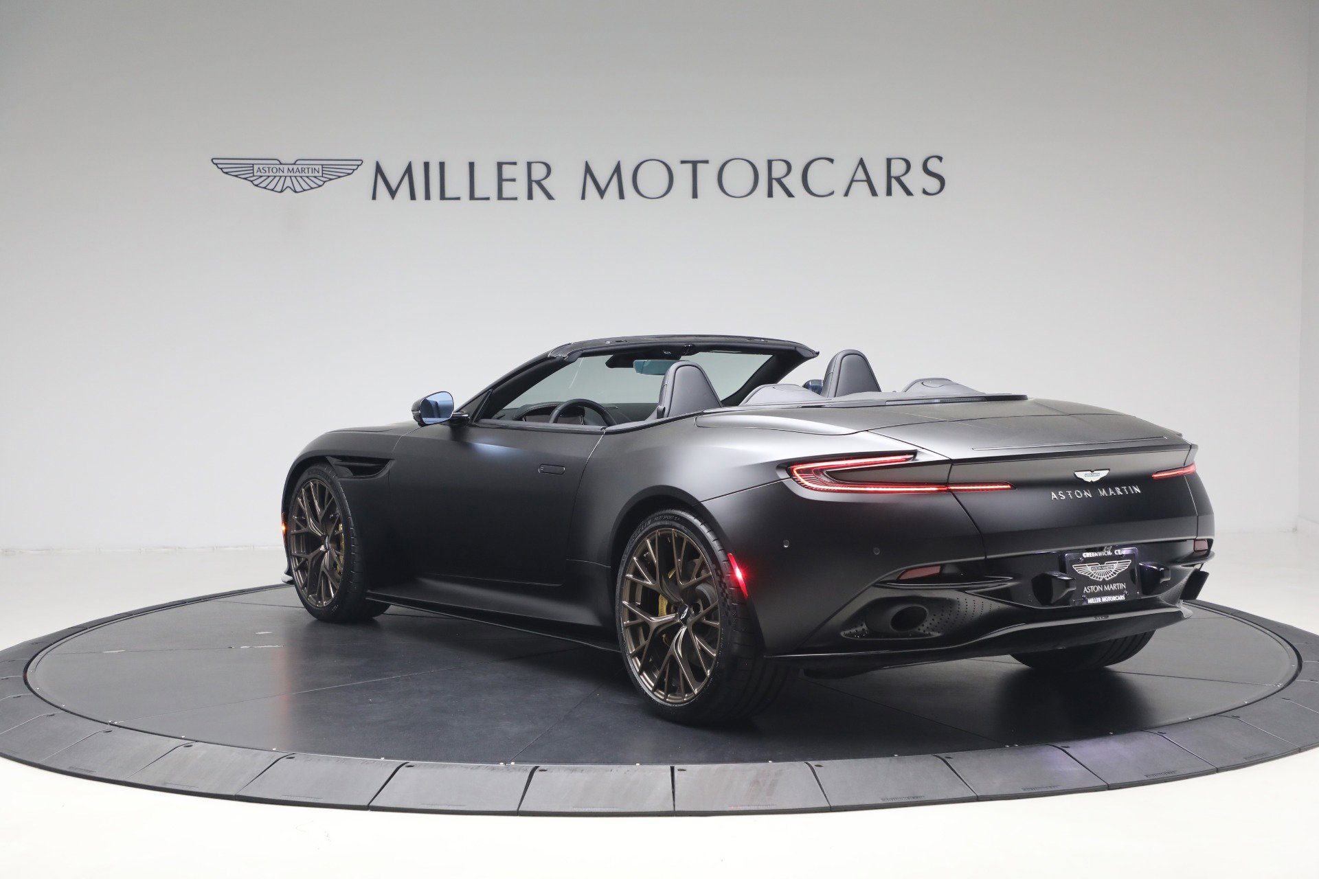 Used 2024 Aston Martin DB12 Convertible RWD image 5