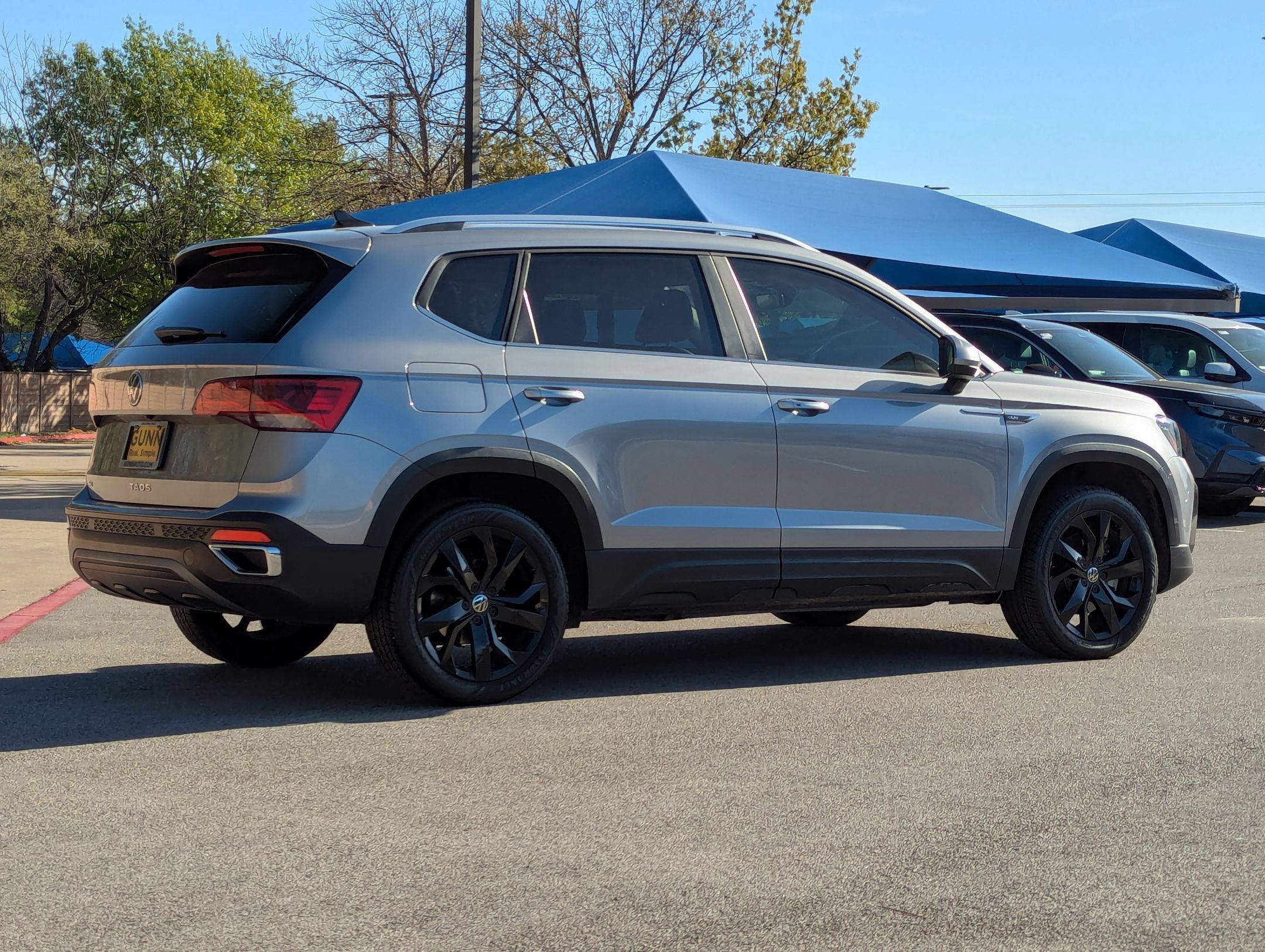 Used 2023 Volkswagen Taos SE w/ Black Wheel Package FWD image 3