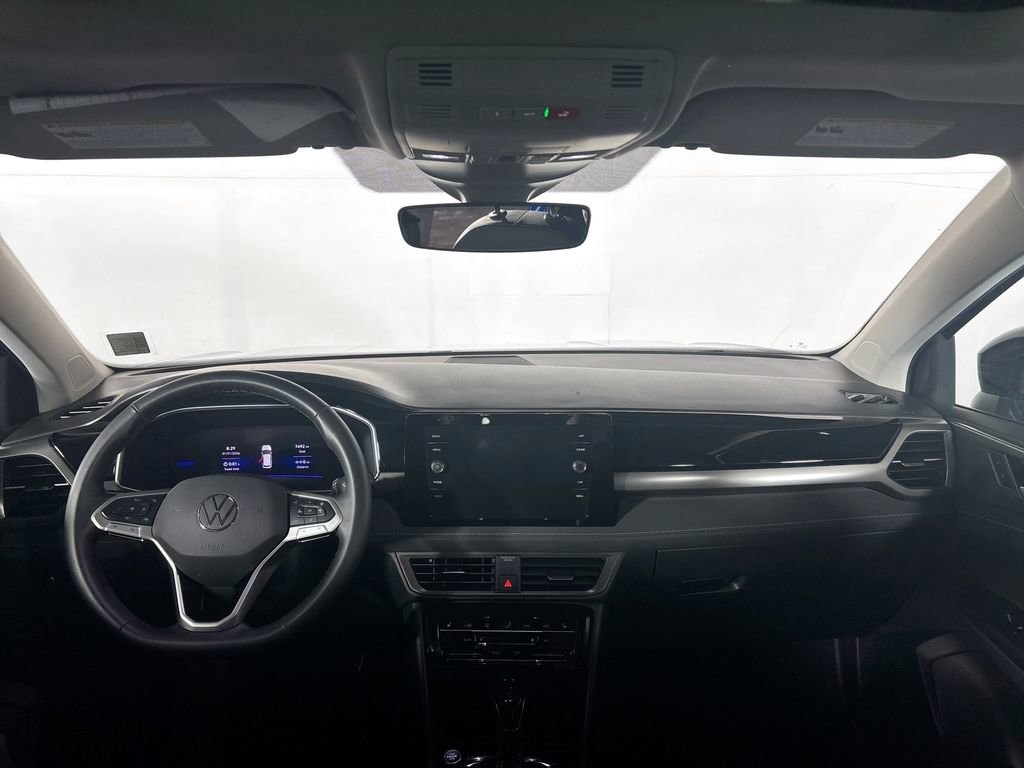 Certified 2025 Volkswagen Taos SE image 12