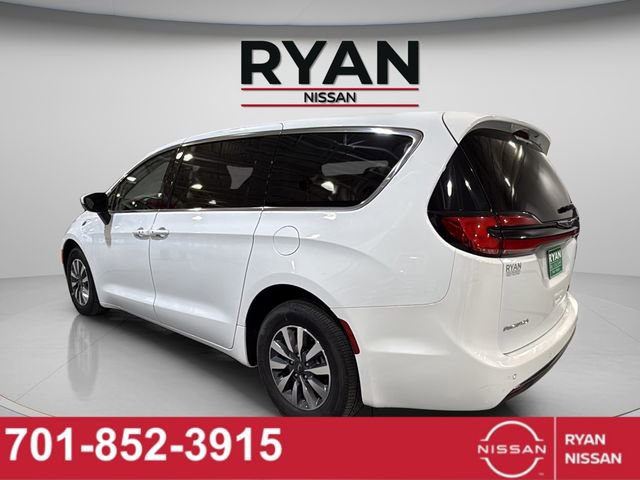 Used 2023 Chrysler Pacifica Touring-L image 7