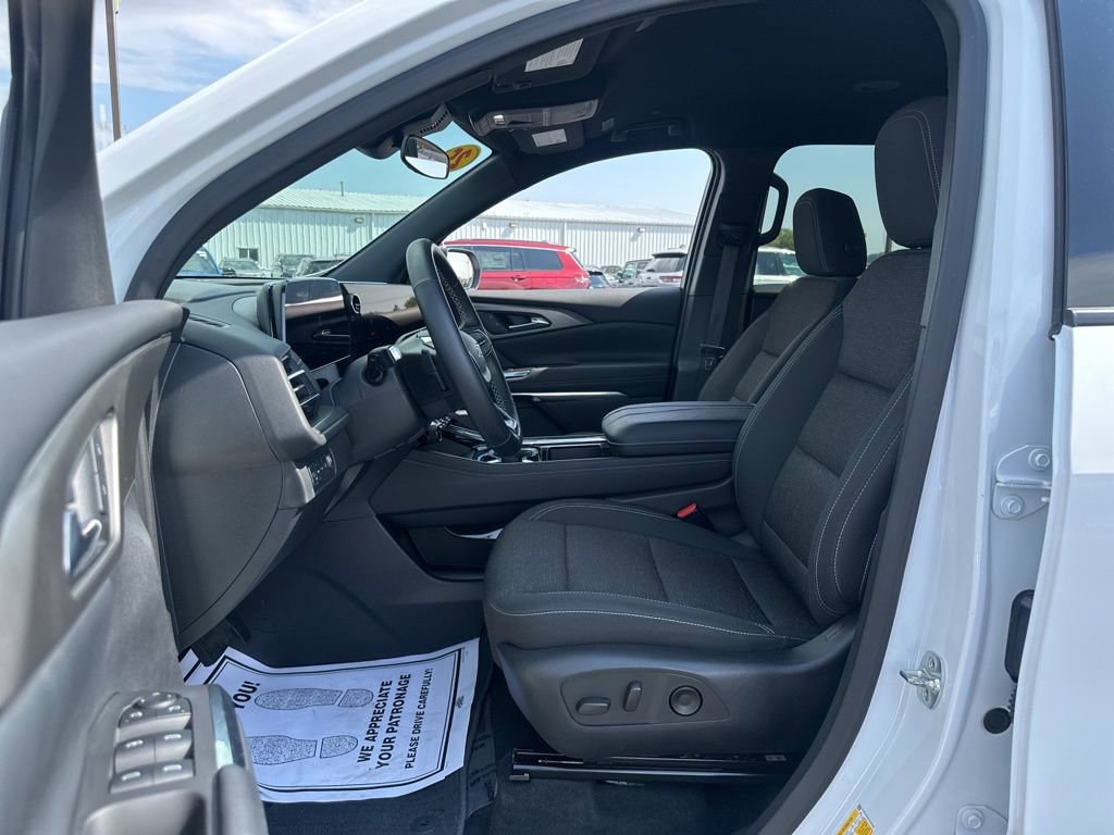 Used 2025 Chevrolet Traverse LT w/ Midnight/Sport Edition image 8