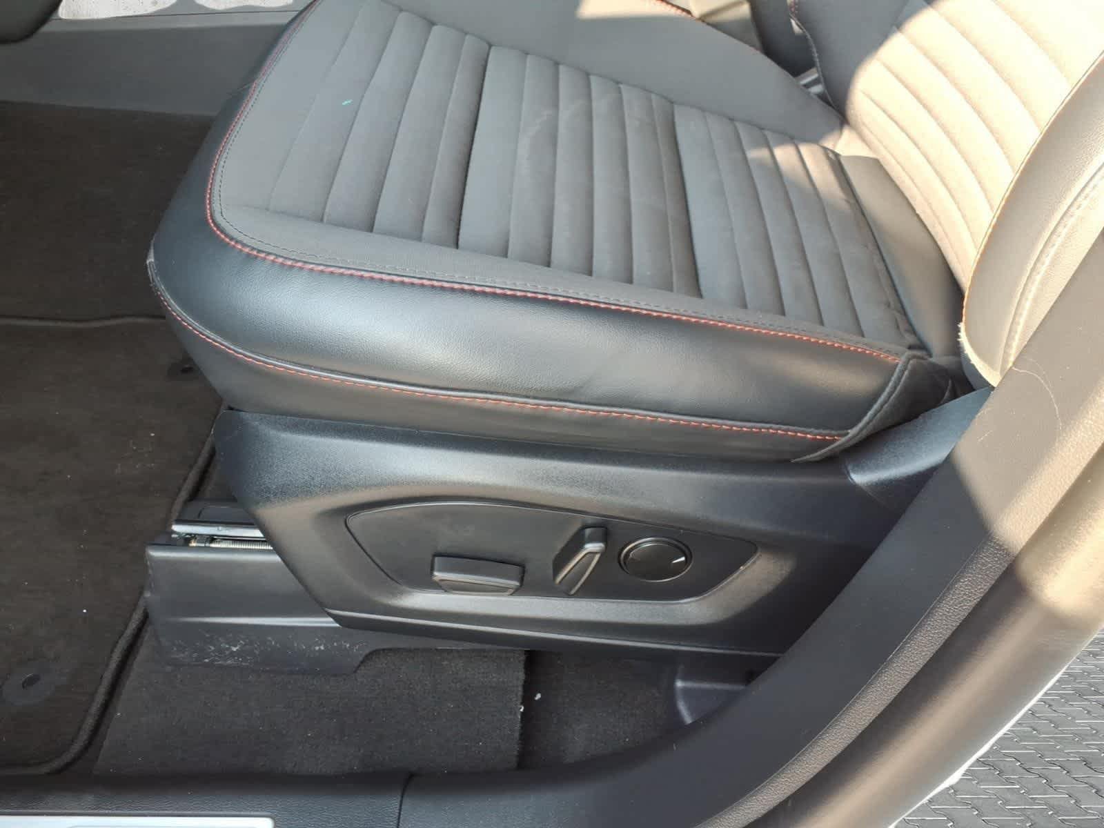 Used 2025 Ford Explorer ST-Line w/ ST-Line Street Pack AWD/4WD image 15
