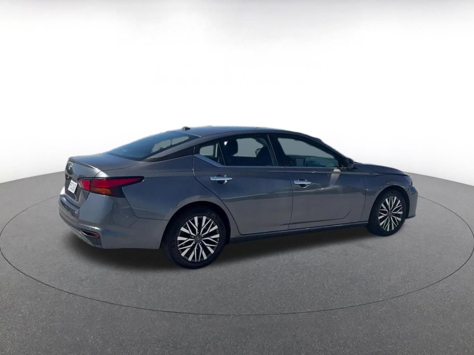 Used 2025 Nissan Altima 2.5 SV FWD image 14