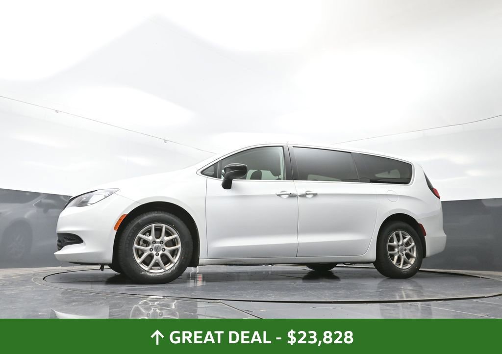Used 2024 Chrysler Voyager LX image 29