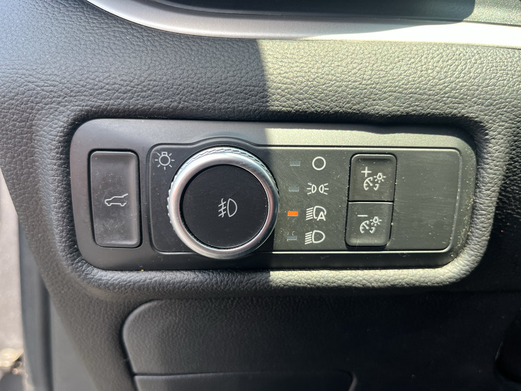 Used 2022 Ford Explorer XLT w/ Equipment Group 202A AWD/4WD image 12