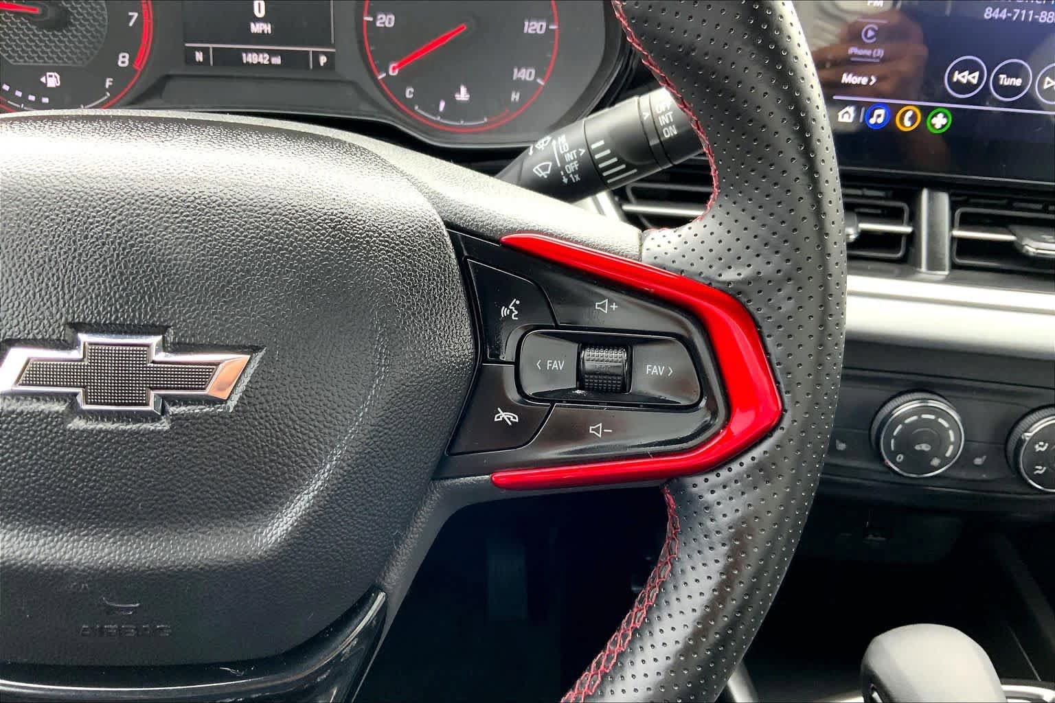 Used 2025 Chevrolet Trax RS w/ Sunroof Package FWD image 25