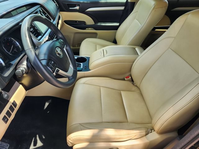 Used 2016 Toyota Highlander XLE FWD image 13