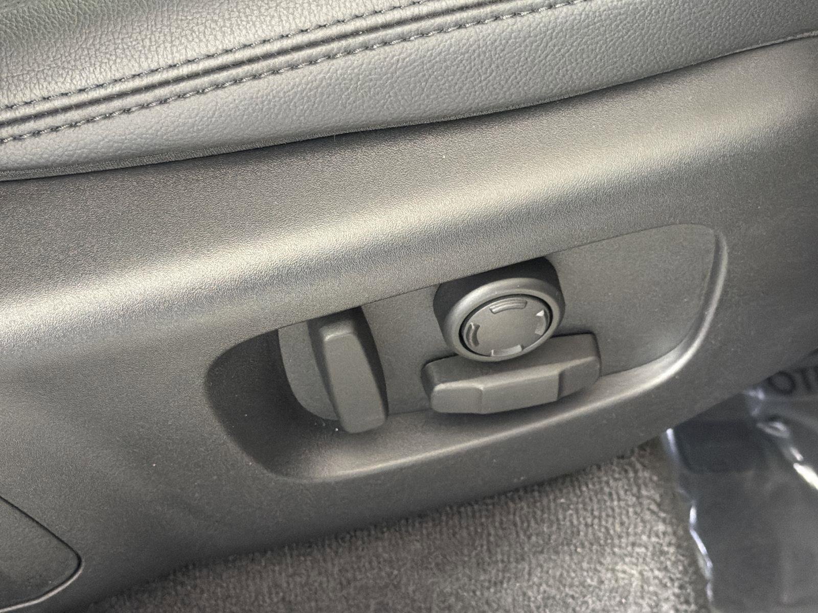 Certified 2025 Land Rover Range Rover Velar Dynamic SE image 33