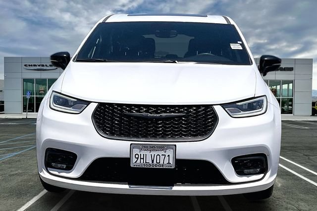 Used 2023 Chrysler Pacifica Limited w/ Uconnect Theater Family Group FWD image 2