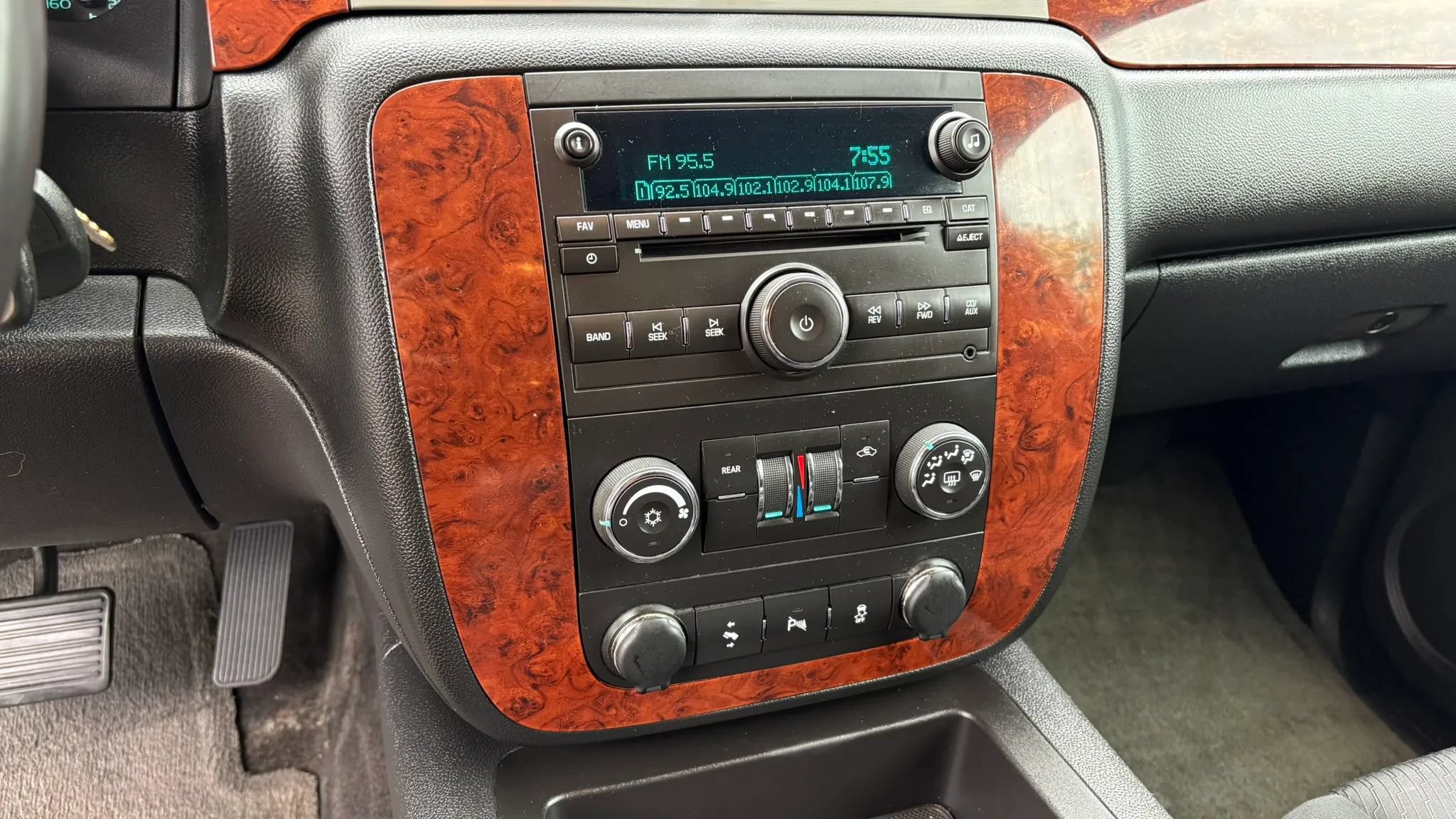 Used 2014 Chevrolet Suburban LS w/ All-Star Edition AWD/4WD image 18