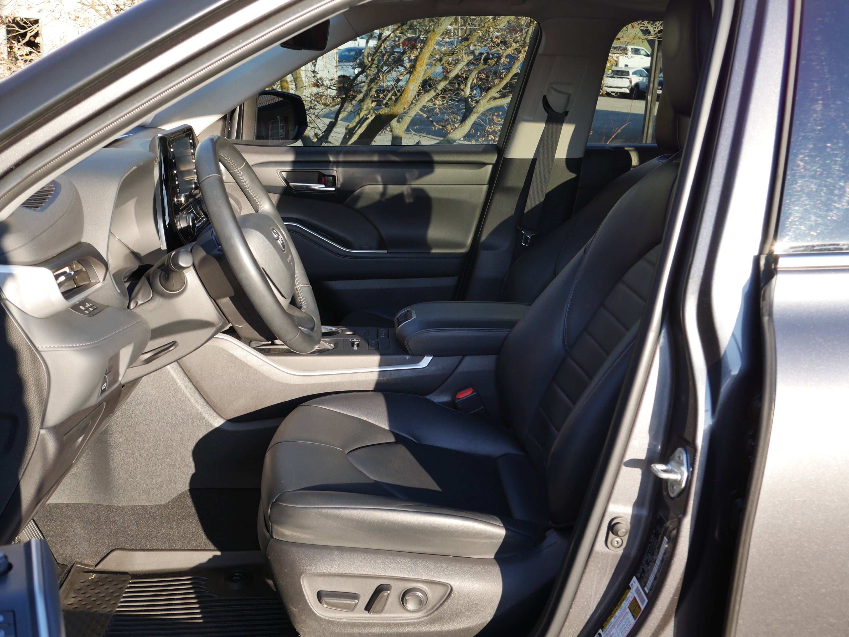 Used 2022 Toyota Highlander XLE image 3