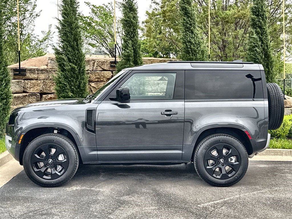 Used 2025 Land Rover Defender 90 S image 2