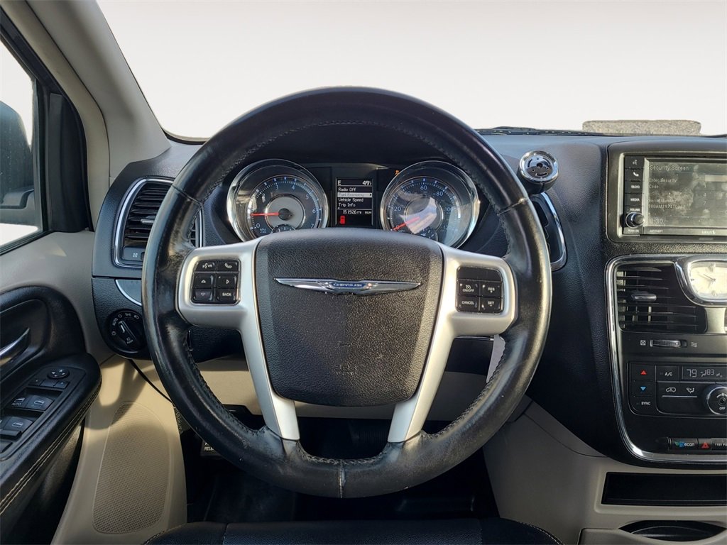 Used 2015 Chrysler Town & Country Touring image 12