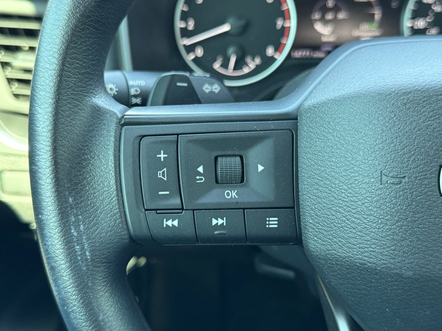 Used 2025 Nissan Rogue S AWD/4WD image 22