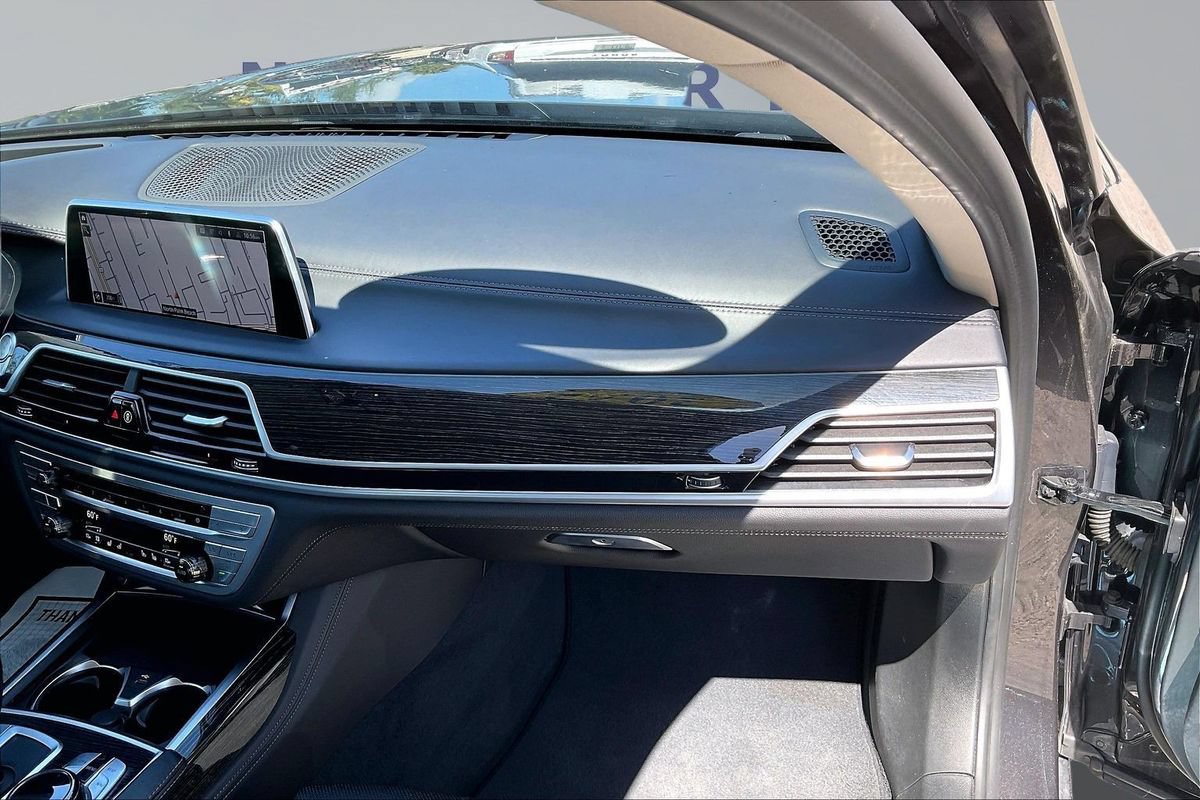 Used 2022 BMW 750i xDrive w/ Executive Package AWD/4WD image 26