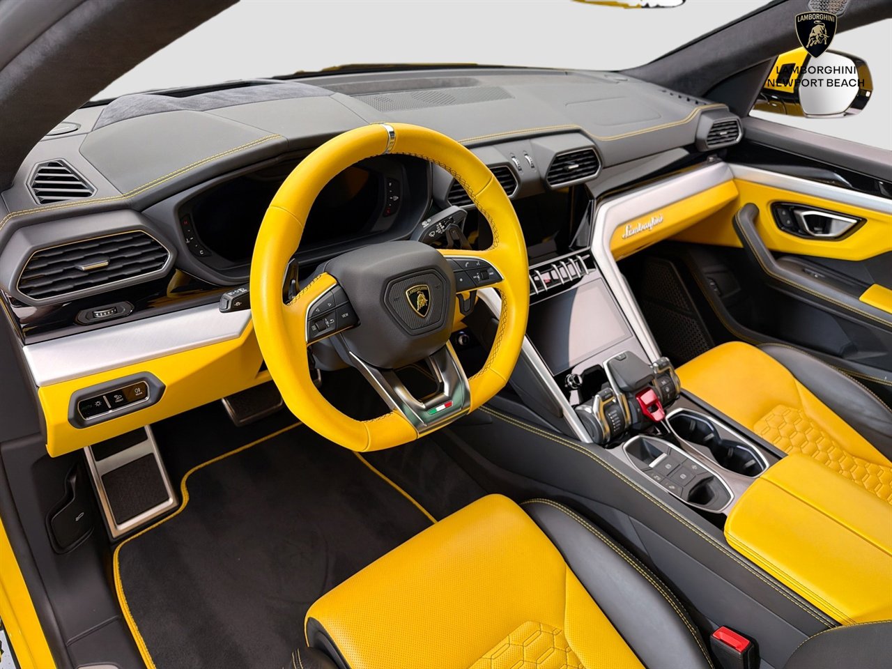 Used 2022 Lamborghini Urus AWD/4WD image 9