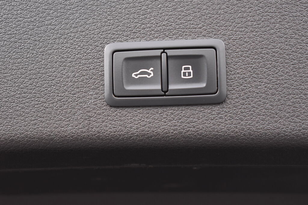 Used 2021 Audi e-tron Premium w/ Convenience Plus Package image 29