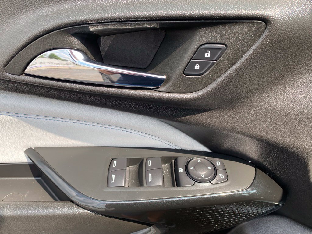 Used 2025 Chevrolet Trax LT FWD image 13