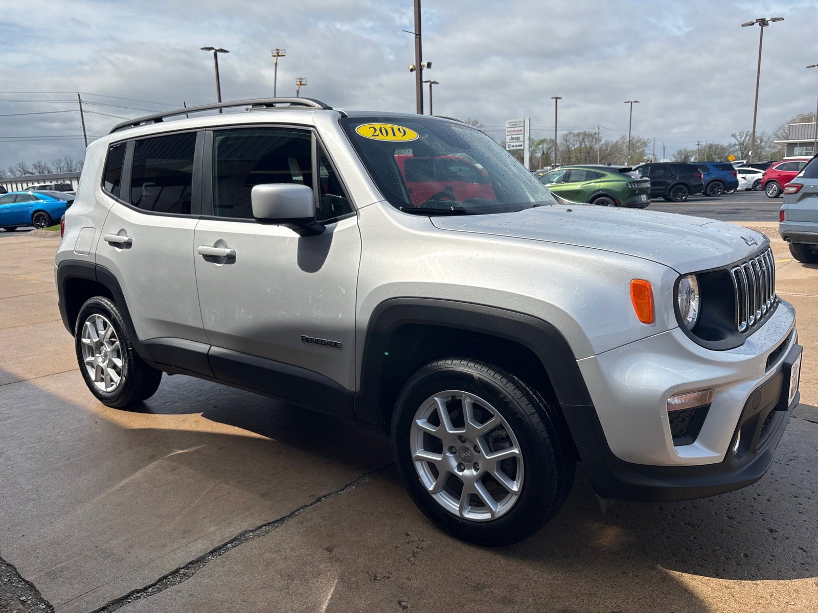 Used 2019 Jeep Renegade Latitude AWD/4WD image 7